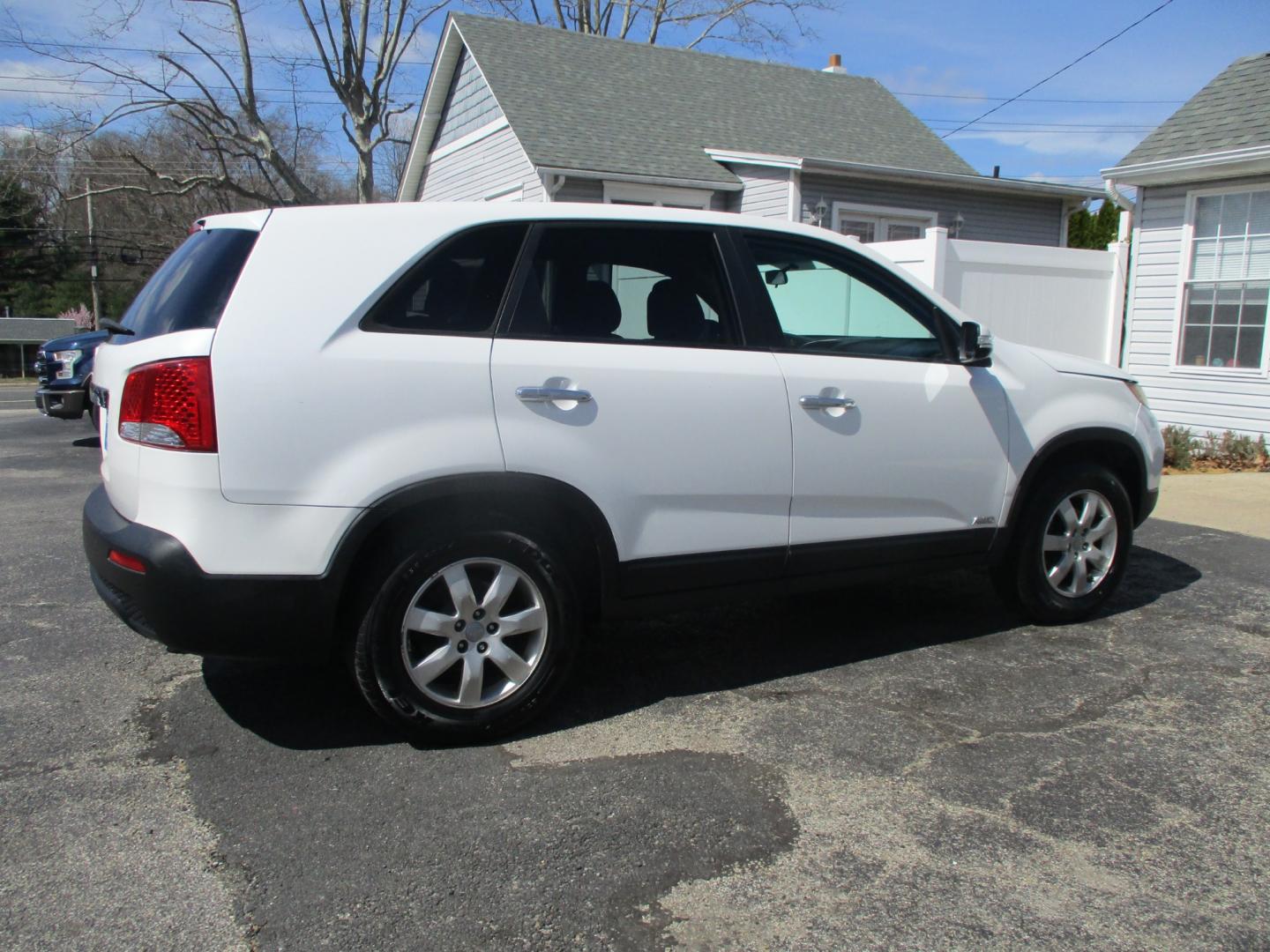 2013 WHITE Kia Sorento (5XYKTCA6XDG) with an 2.4L L4 DOHC 16V engine, AUTOMATIC transmission, located at 540a Delsea Drive, Sewell, NJ, 08080, (856) 589-6888, 39.752560, -75.111206 - Photo#6